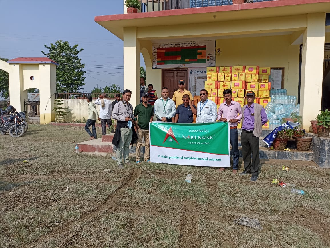 नबिल बैंकद्वारा बाढी प्रभावित परिवारलाई खाद्य सामाग्री वितरण