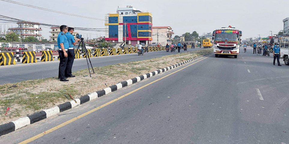 मोहना अत्तरिया छ लेन अनुशासन पालना गर्न ट्राफिक प्रहरीको अनुरोध