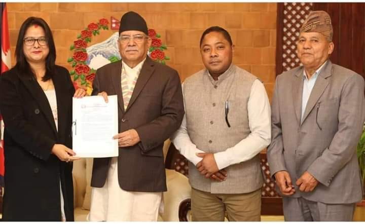 टीकापुरको समग्र विकासका लागि प्रधानमन्त्रीलाई ज्ञापन