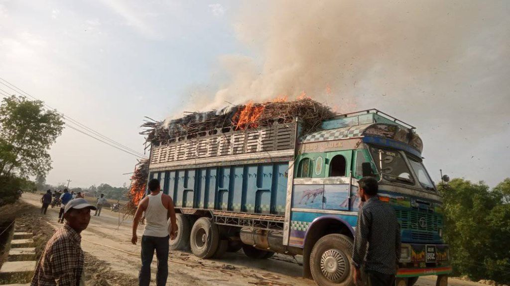 कैलारीको हसुलियामा ऊखु बोकेको ट्रकमा आगलागी