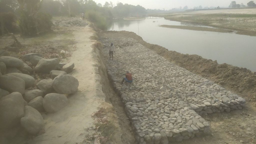 काठेपुलबाट उठेको पैसाले तटबन्ध