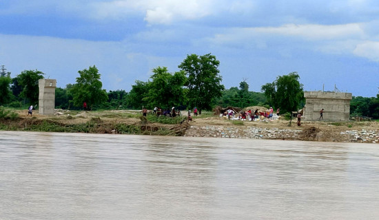 नदी कटानले निर्माणाधीन झोलुङ्गे पुल जोखिममा