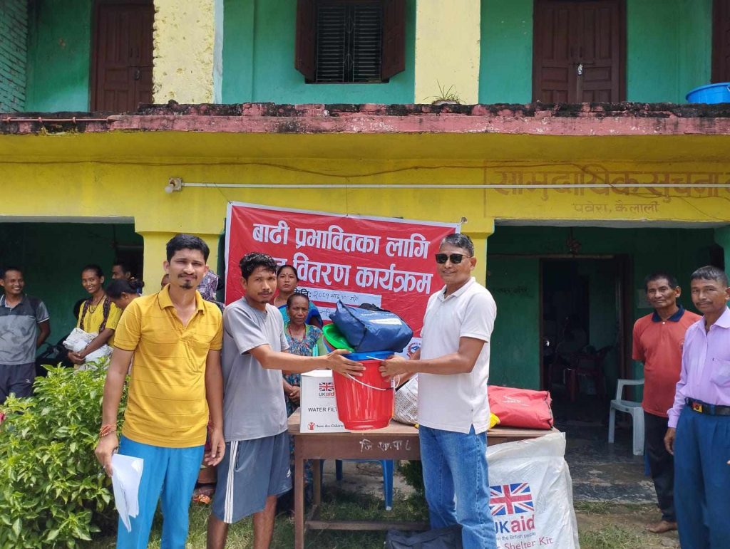 कैलारीक बाढी प्रभावित परिवारलाई राहत सहयोग