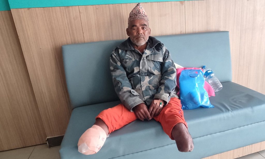 नि:शुल्क उपचार पाएपछि खुसी हुदै घर फर्के दुबै खुट्टा गुमाएका सेते