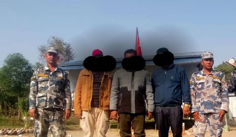 सुनचाँदी र नगदसहित तीनजना पक्राउ