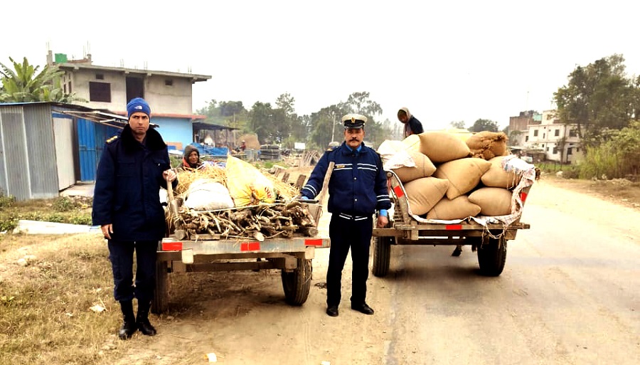 दुर्घटना न्यूनीकरणका लागि डल्लपमा ‘रिफ्लेक्ट स्टिकर’