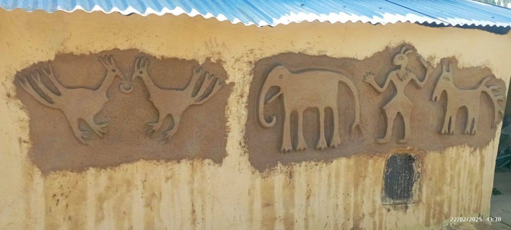 थारू मौलिक लोककला दर्शाउने चित्रकला लोप हुँदै