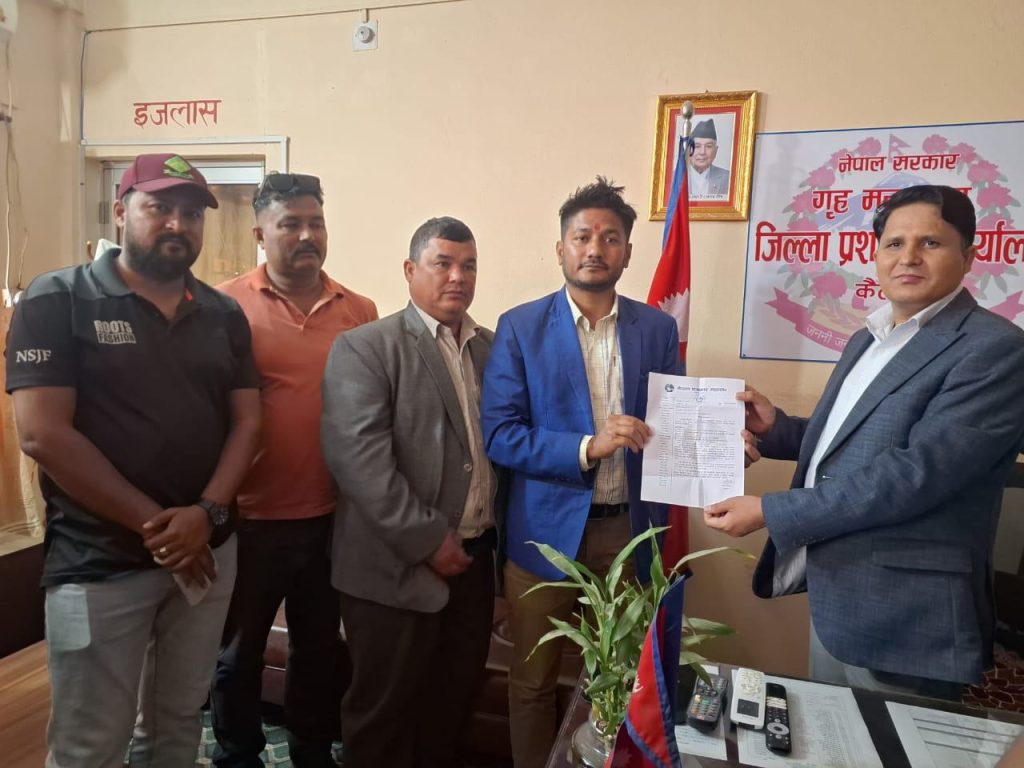 प्रमुख जिल्ला अधिकारी मार्फत प्रधानमन्त्रीलाई ज्ञापनपत्र
