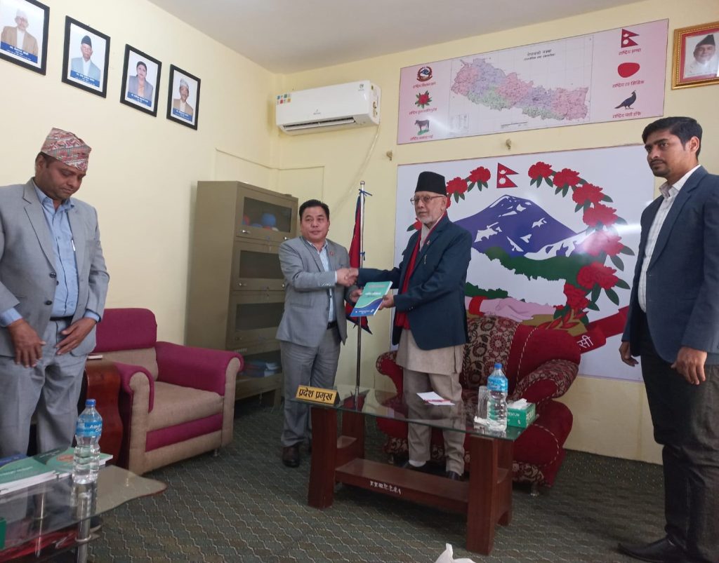 आदिवासी जनजाति आयोगले प्रदेश प्रमुखलाई बुझायो वार्षिक प्रतिवेदन