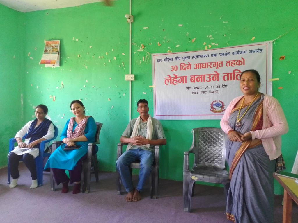 सीप पुस्तान्तरणके लाग थारु महिलाहे लेहंङगा सिल्ना तालिम