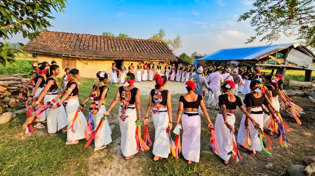 थारू बस्तीमा सखिया नाच सुरु