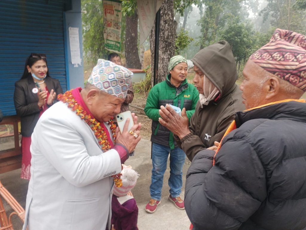 विकासका एजेन्डा सहित मतदाताको घरमा पुग्दै नेता आले