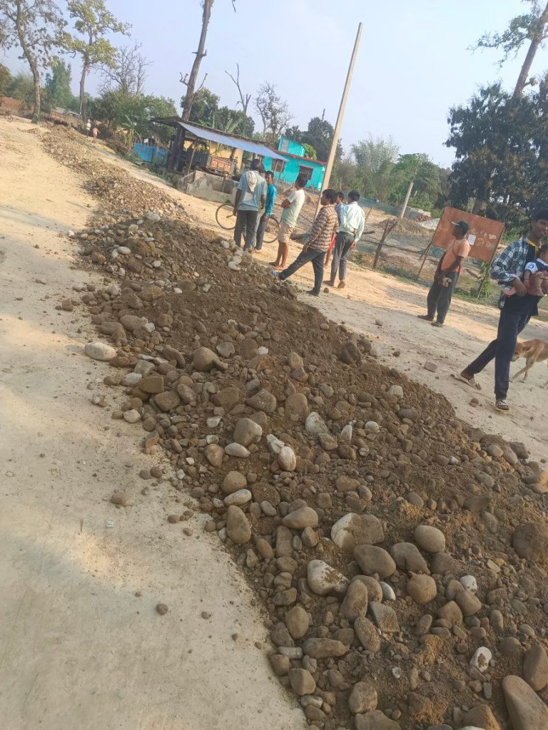 गाउँ समाजको लगानीमा सडक ग्राभेल