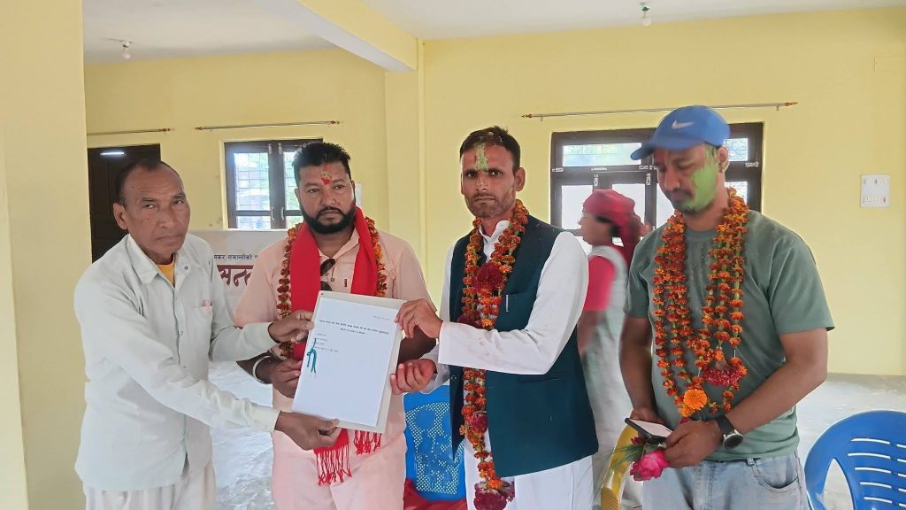 मतदातालाई धन्यवाद दिन पुगेका जोशीलाई बधाई सहित ज्ञापनपत्र