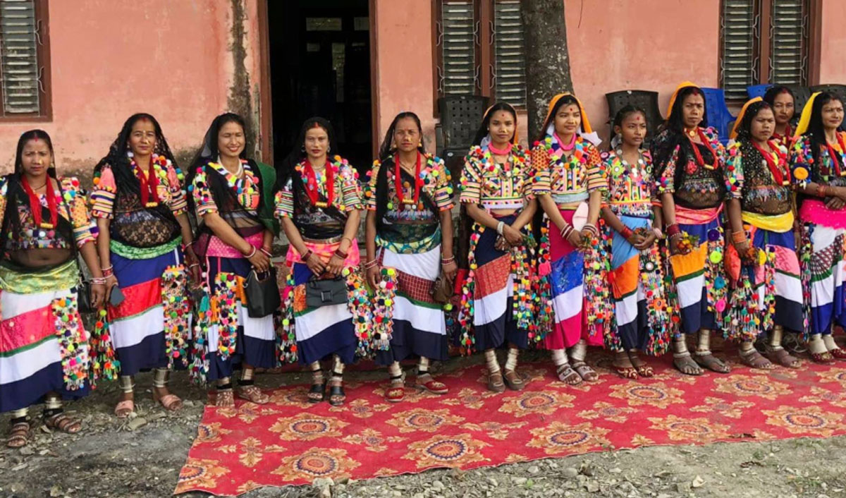 राना थारू समुदायमे परम्परागत पहिरन लगैना चलन लोप हुइटी