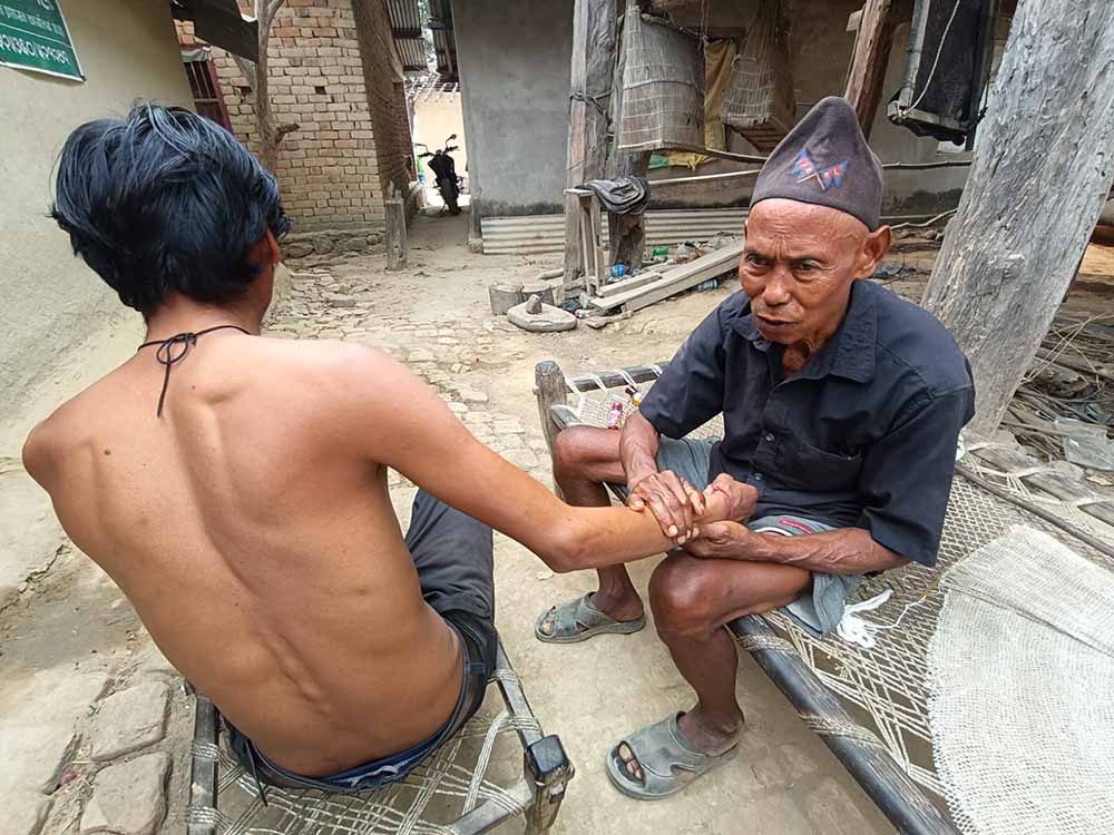 विपन्नका लागि साहारा बन्दै ’गाउँले डाक्टर’ हरिलाल